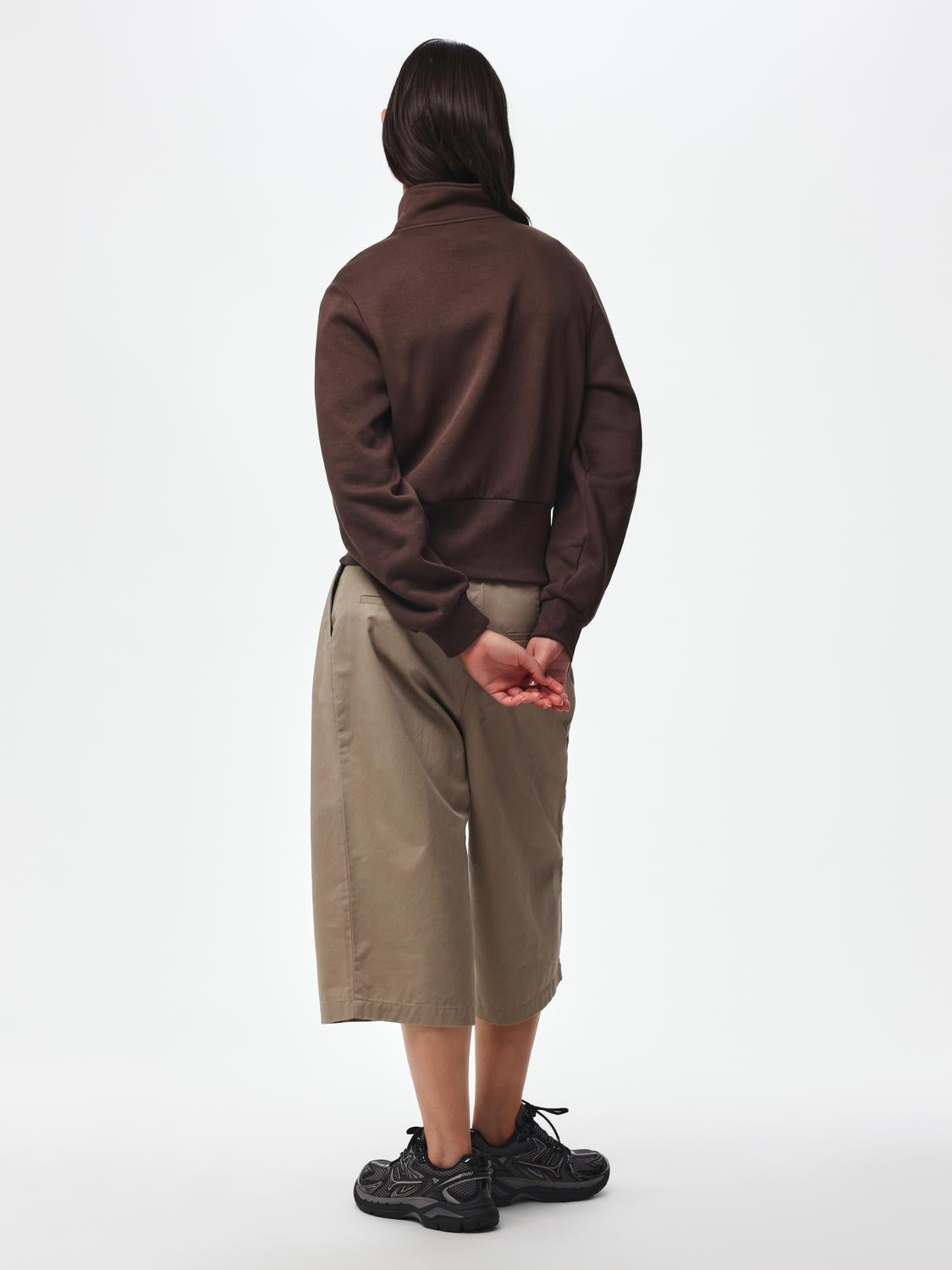 model_shot-back